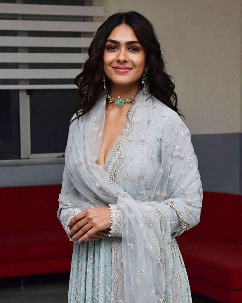 mrunal-thakur-cute-expression